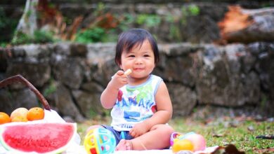 كم عدد الوجبات الكافية للطفل على حسب عمره؟ وما هي أهم العناصر الغذائية اللازمة لنمو الطفل؟ معلومات عن عدد وكميات الوجبات الكافية على حسب عمر الطفل