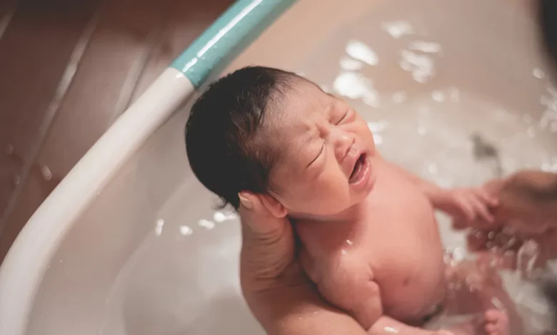 طريقة إستحمام الرضيع خطوة بخطوة