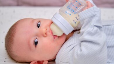 إيجابيات وسلبيات الرضاعة الصناعية ، والجدول الزمني للرضاعة الصناعية