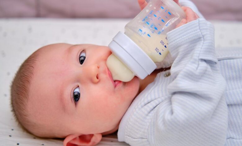 إيجابيات وسلبيات الرضاعة الصناعية ، والجدول الزمني للرضاعة الصناعية