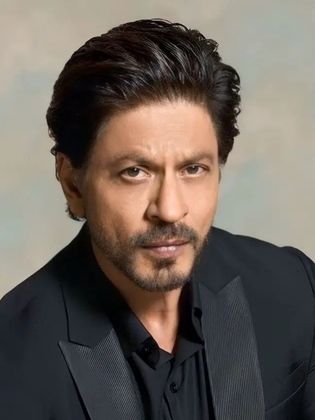 شاروخان : عمره ، زوجته وأبناءه ، مسيرته الفنية ، أعماله والجوائز التي حصدها